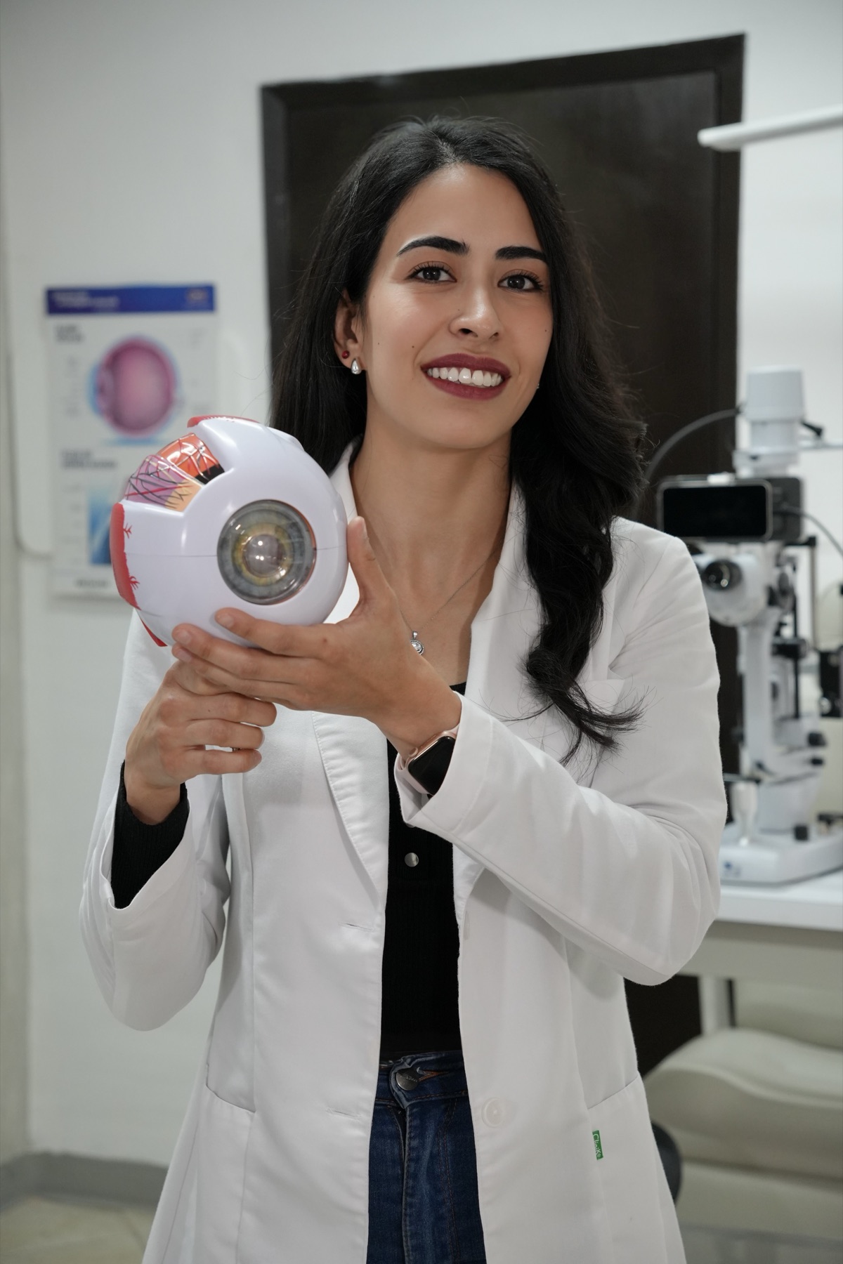 Dra. Sofía Rodríguez con modelo anatómico ocular